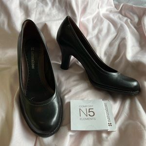 Black Naturalizer Heels size 4